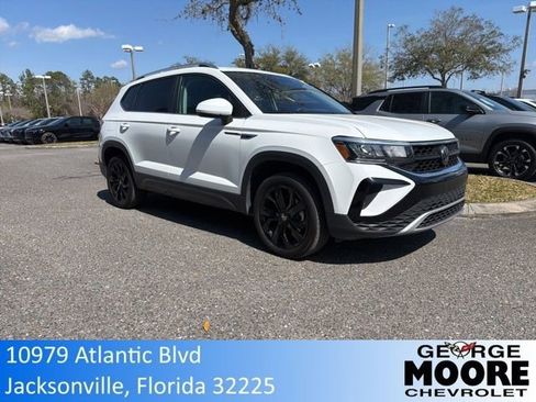Used 2024 Volkswagen Taos SE image 1