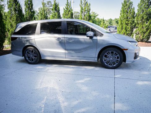 New 2026 Honda Odyssey Touring image 11