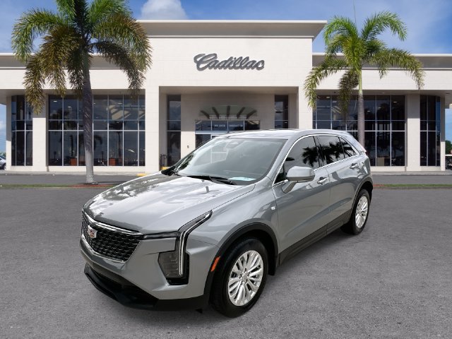 Used 2024 Cadillac XT4 Luxury w/ Cold Weather Package FWD image 1