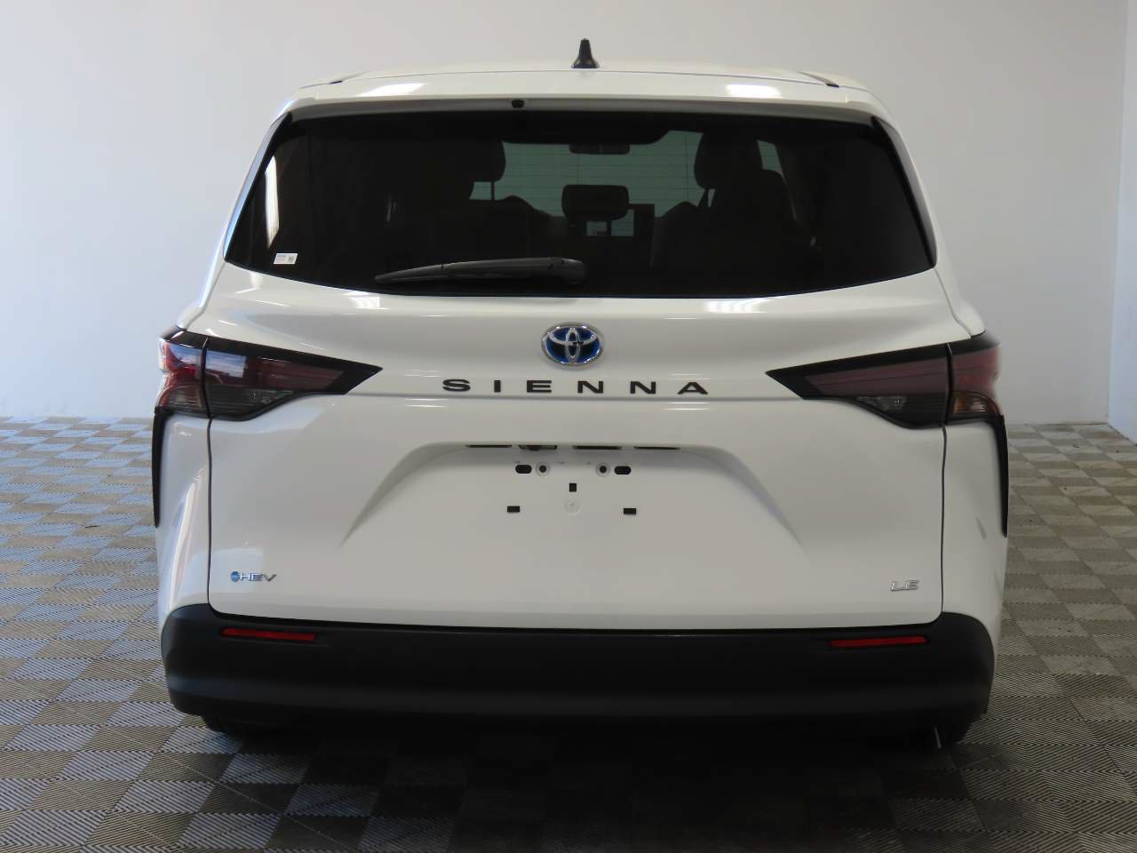 Used 2025 Toyota Sienna LE FWD image 4