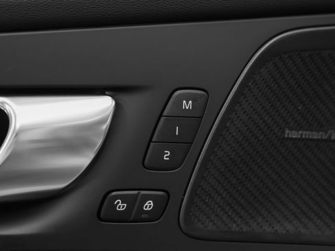 Used 2025 Volvo XC60 B5 Plus w/ Protection Package Premier image 30