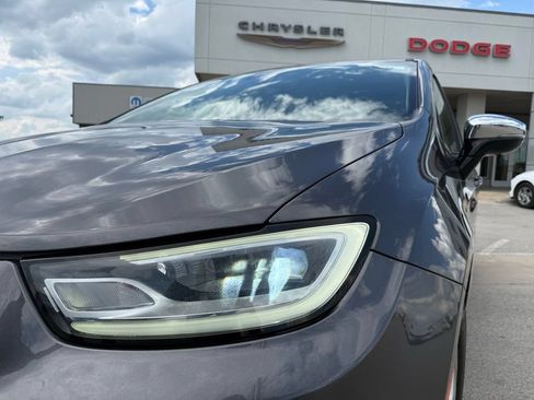 Used 2023 Chrysler Pacifica Limited FWD image 9
