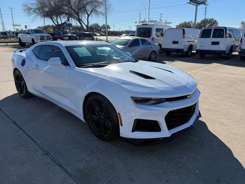 Used 2018 Chevrolet Camaro SS image 3