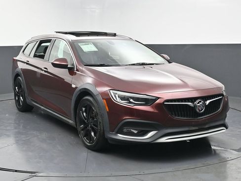 Used 2018 Buick Regal Essence w/ Driver Confidence Package #1 image 4