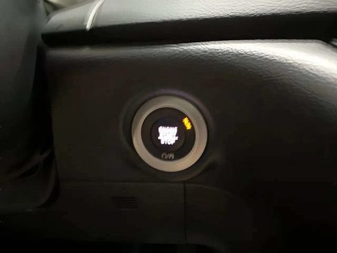 Used 2025 Chrysler Pacifica Select FWD image 37