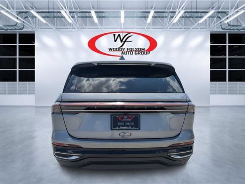 Used 2025 Lincoln Nautilus Premier AWD/4WD image 4