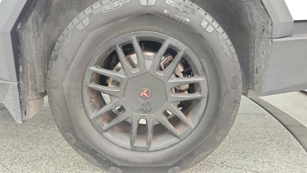 Used 2024 Tesla Cybertruck AWD Crew Cab image 41