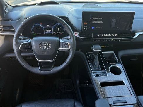 Used 2025 Toyota Sienna Platinum image 12