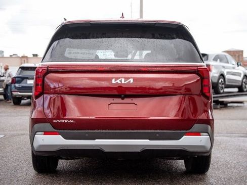 Used 2025 Kia Carnival image 6