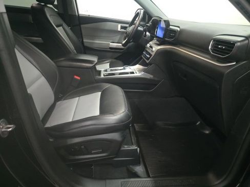 Used 2023 Ford Explorer XLT w/ Equipment Group 202A image 3