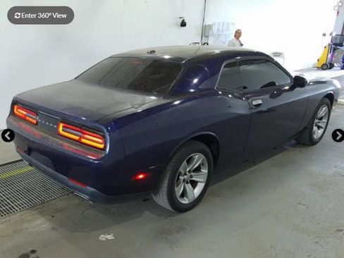 Used 2015 Dodge Challenger SXT RWD image 2