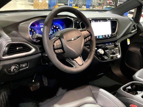 New 2026 Chrysler Pacifica Select image 6