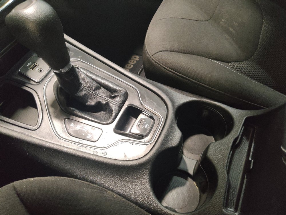 Used 2019 Jeep Cherokee Latitude w/ Popular Appearance Group FWD image 26