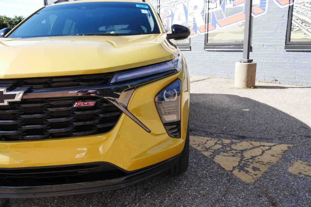 Used 2024 Chevrolet Trax RS w/ Sunroof Package FWD image 3