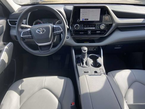 Used 2025 Toyota Highlander XLE AWD/4WD image 12