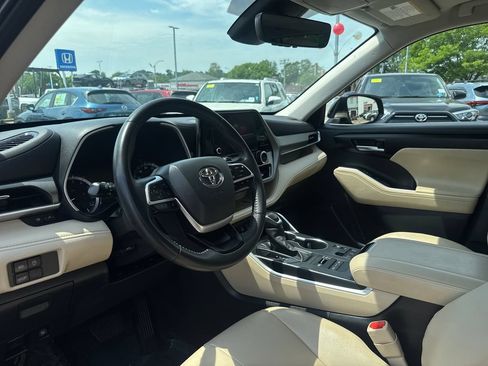 Used 2025 Toyota Highlander XLE AWD/4WD image 15