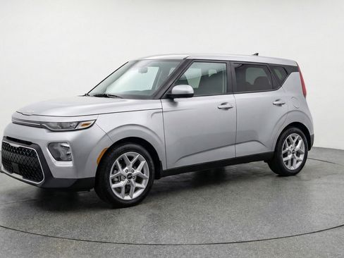 Used 2025 Kia Soul LX w/ LX Technology Package image 3
