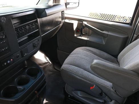 Used 2017 Chevrolet Express 2500 Extended RWD image 13