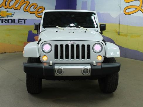 Used 2017 Jeep Wrangler Unlimited Sahara w/ Connectivity Group AWD/4WD image 3