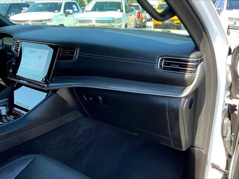 Used 2023 Jeep Wagoneer L Series III w/ Preferred Equipment Group image 17