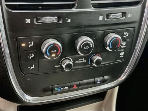Used 2013 Dodge Grand Caravan SXT w/ Rear Park Assist Pkg FWD image 22