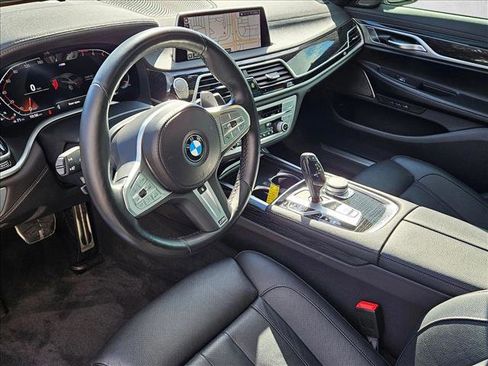 Used 2022 BMW 740i w/ M Sport Package image 10