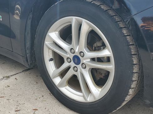 Used 2018 Ford Fusion SE w/ Equipment Group 602A FWD image 2