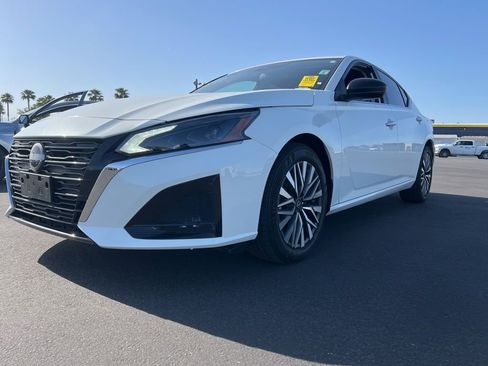 Used 2025 Nissan Altima 2.5 SV FWD image 2