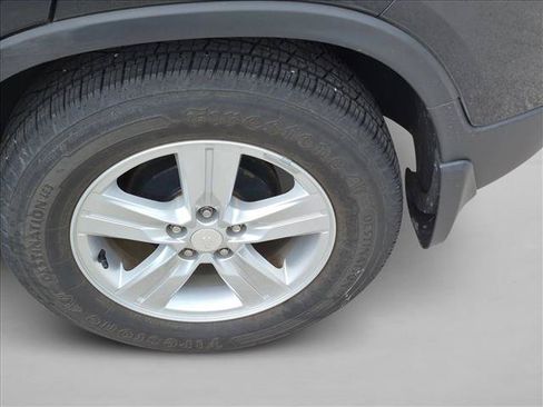 Used 2017 Chevrolet Trax LT w/ Sun & Sound Package FWD image 9