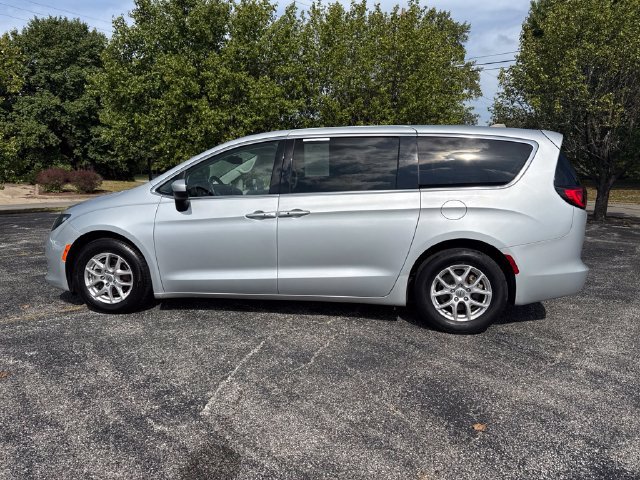 Used 2023 Chrysler Voyager LX FWD image 3
