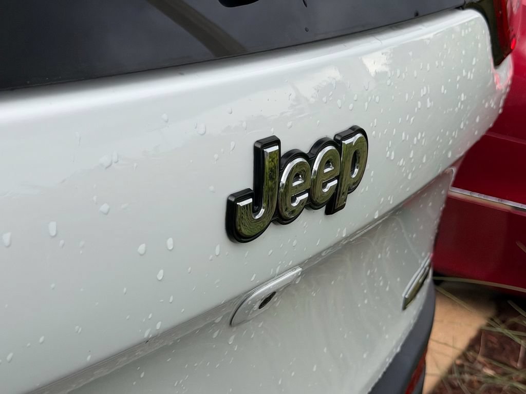 Used 2017 Jeep Cherokee Latitude w/ Cold Weather Group AWD/4WD image 12