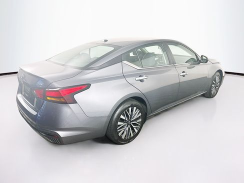 Used 2024 Nissan Altima 2.5 SV FWD image 9