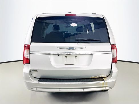 Used 2012 Chrysler Town & Country Touring image 7