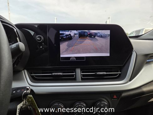 Used 2024 Chevrolet Trax LS w/ LS Convenience Package FWD image 9