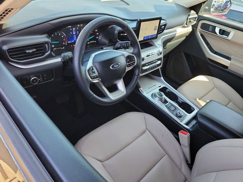 Used 2024 Ford Explorer XLT w/ Equipment Group 202A image 6