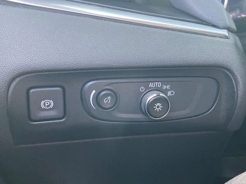 Used 2020 Buick Enclave Premium w/ Sun and Sites Package image 27