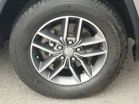 Used 2018 Jeep Grand Cherokee Limited image 9