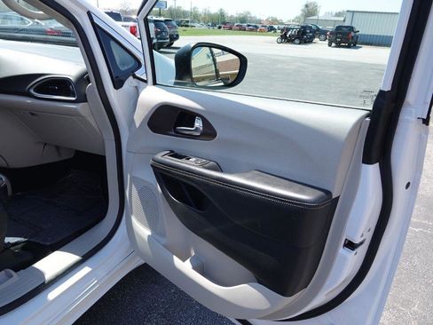 Used 2020 Chrysler Voyager Lxi image 40