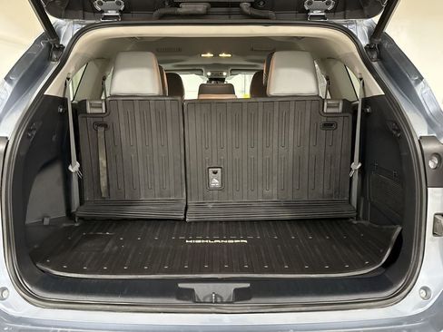 Used 2021 Toyota Highlander XLE image 25