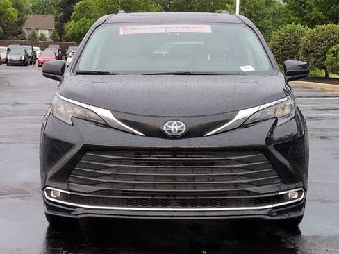 Certified 2024 Toyota Sienna XLE FWD image 4