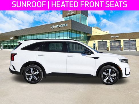 Used 2022 Kia Sorento S w/ Panoramic Sunroof Package image 4