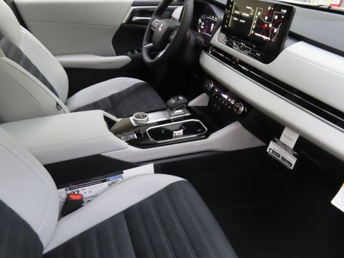 New 2025 Mitsubishi Outlander SE image 25