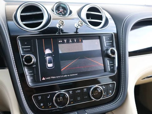 Used 2018 Bentley Bentayga image 46
