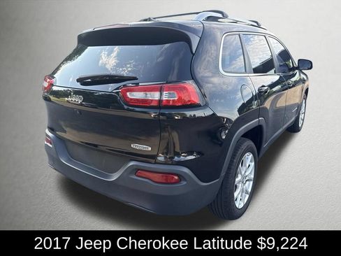 Used 2017 Jeep Cherokee Latitude FWD image 3