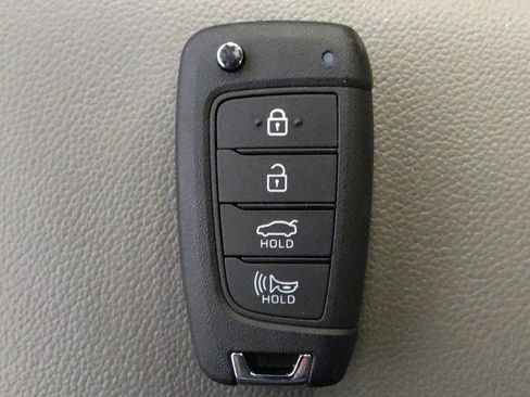 Used 2025 Hyundai Elantra SE FWD image 32