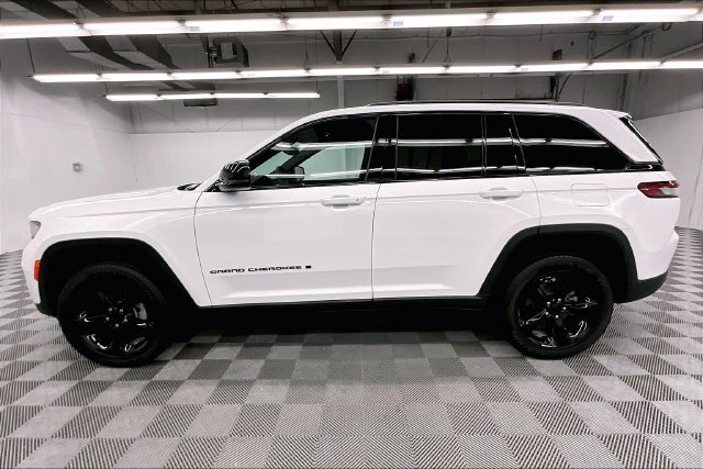 Used 2023 Jeep Grand Cherokee Altitude AWD/4WD image 13