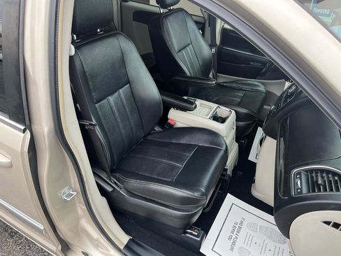 Used 2014 Chrysler Town & Country Touring image 26