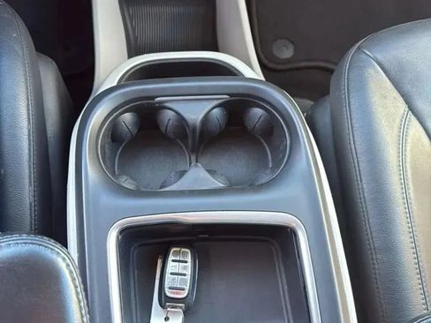 Used 2021 Chrysler Pacifica Touring-L FWD image 20
