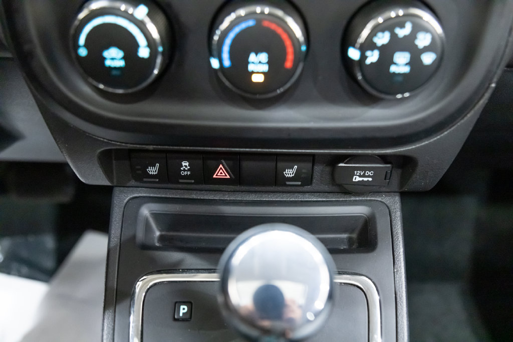 Used 2013 Jeep Patriot Latitude w/ Sun/Sound Group FWD image 18