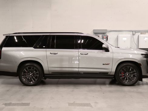 Used 2024 Cadillac Escalade ESV V w/ LPO, ONYX Package image 6